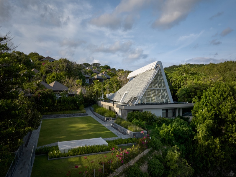 The Wedding Chapel dan Chapel Lawn Umana Bali dengan pemandangan rimbun tropis