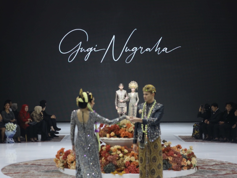 Koleksi kebaya yang terinspirasi dari kerajaan dari Gugi Nugraha