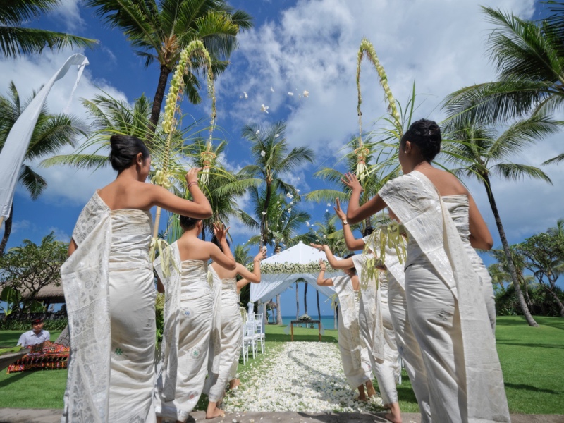 Para flower girl Bali membawa harmoni budaya mengawali upacara pernikahan di The Legian Seminyak, Bali