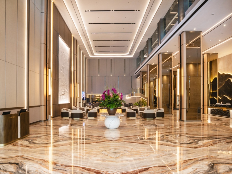 Lobby The Grand Platinum menawarkan kemegahan dan kemewahan