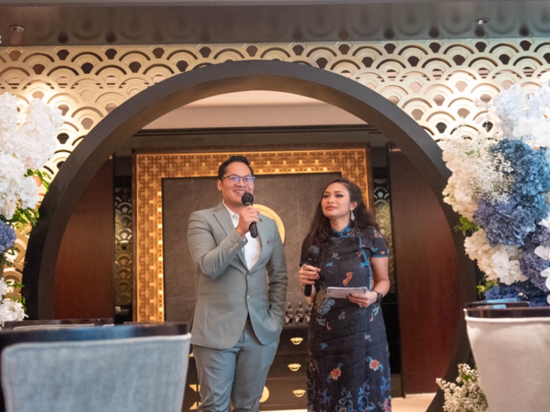 Founder Adhyakti Wedding Roro Maheswari sebagai MC acara dan Sri Yoko, Senior Sales Wedding Manager Gran Melia Jakarta