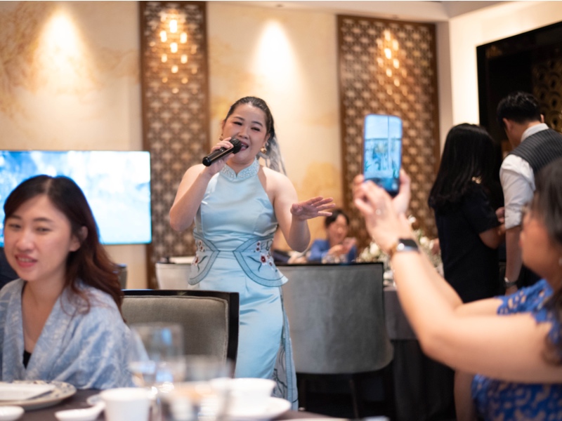 Mandarin singer Tina Huang dari LuxeVoire menghidupkan atmosfer perayaan di Tien Cha