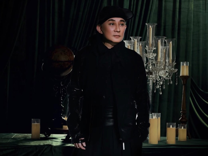  Tiga dekade berkarya, Rinaldy Yunardi membangun reputasi global lewat ketekunan, intuisi, dan presisi—menjadikan setiap mahkota sebagai ujian yang selalu ia lewati dengan naik kelas.   