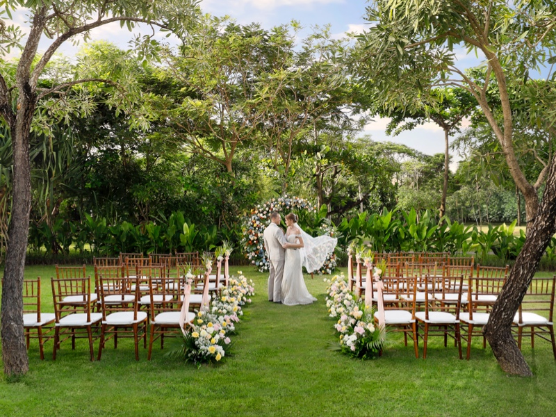 Padma Resort Legian menghadirkan kemewahan baru dalam lanskap tropis yang matang, tempat nostalgia dan perayaan cinta bertemu dalam setting yang truly timeless.