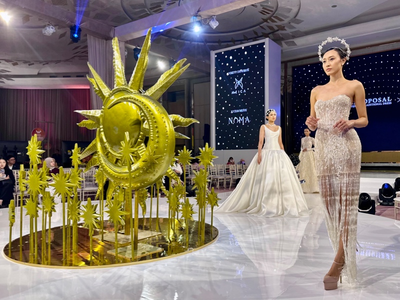 The Proposal membuka rangkaian parade bridal di Weddings by Marriott Bonvoy Indonesia Showcase 2026.