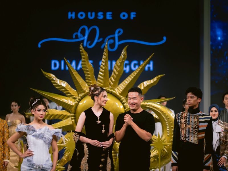 Dimas Singgih dari House of Dimas Singgih menampilkan koleksi ELUNARA di Weddings by Marriott Bonvoy Indonesia Showcase 2026.