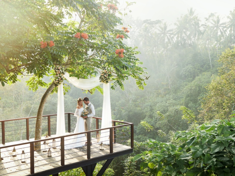 Dari floating wedding hingga Presidential Villa, Kamandalu Ubud menghadirkan destination wedding yang personal dengan venue berlatar lembah tropis.