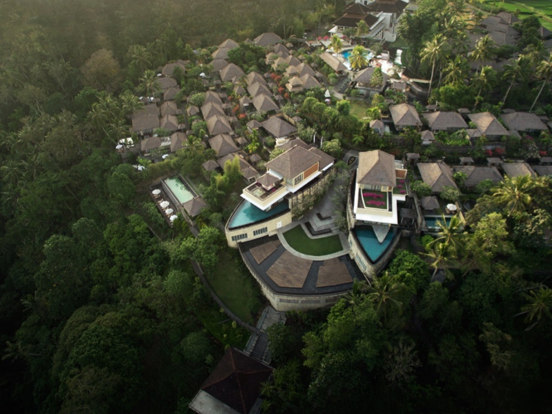 Berlokasi di tengah lanskap hijau Ubud, Kamandalu menawarkan perpaduan alam, privasi, dan pengalaman destination wedding yang personal.