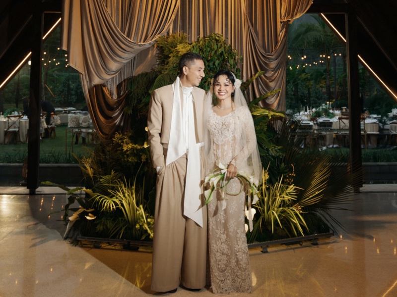 Andien dan Ippe berfoto dengan latar alam Kencana Nest