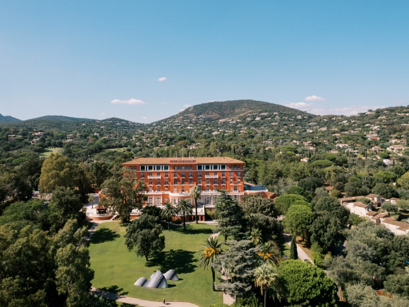 Nikmati liburan musim panas yang elegan dan penuh gaya di COMO Le Beauvallon, ikon Riviera Saint-Tropez dengan suite mewah, kuliner inovatif, dan pengalaman wellness yang menyatu sempurna dengan lanskap Mediterania.