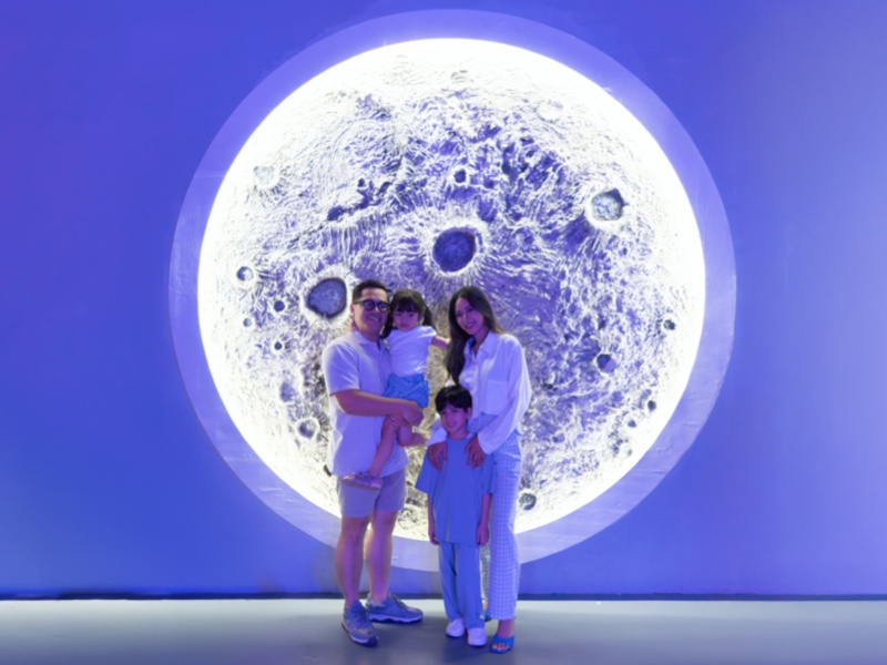 Vertu & YELLO Hotel Harmoni Jakarta berkolaborasi dengan Jakarta Lighting Art menciptakan semesta visual yang dirancang dengan cahaya paling terang 