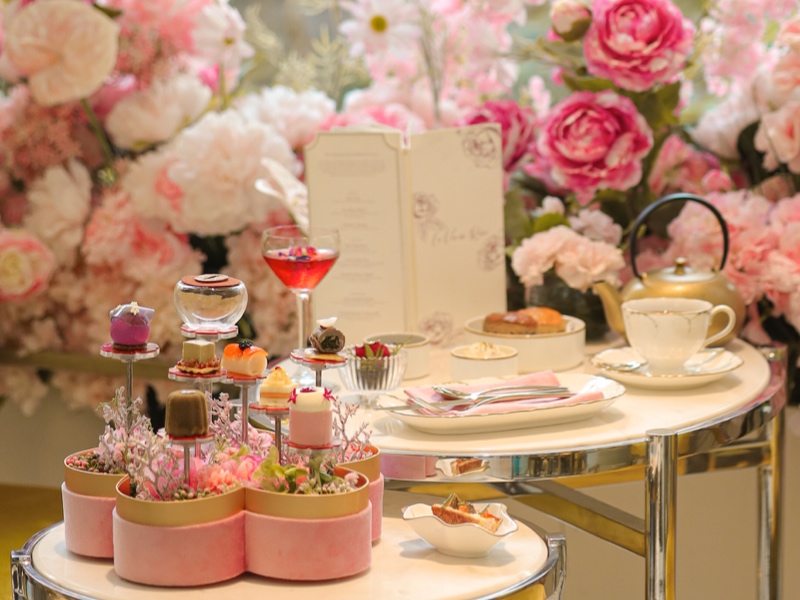 Four Seasons Hotel Jakarta menghadirkan La Vie en Rose Afternoon Tea di La Patisserie—kreasi Chef Lorenzo Sollecito yang merayakan cinta dalam suasana rona merah jambu.