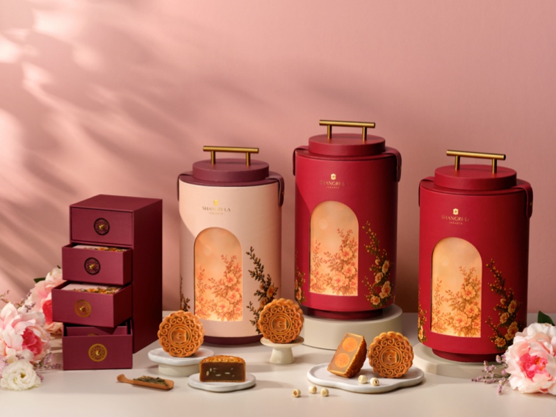 Shangri-La Jakarta memilih The Lantern of Reunion, koleksi mooncake 2026 yang dikemas dalam gift box berbentuk lantern