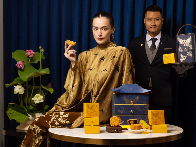 The St. Regis Jakarta merayakan Mid-Autumn Festival lewat Luminous Mid-Autumn Collection, menghadirkan dua mooncake hampers dengan phoenix keemasan sebagai simbol harapan baik, harmoni, dan kebersamaan.