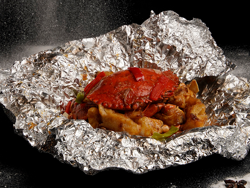 Flaming Baked Mud Crab with Turnip Cake