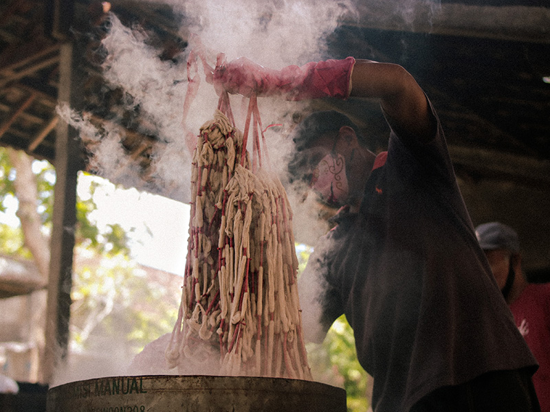 Eksplor Seni Tenun Tangan Tertua di Bali bersama Renaissance Bali Nusa Dua Resort