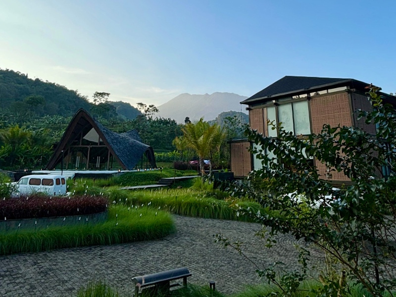 Kencana Nest dan Villa di Kencana Valley dengan pemandangan bukit hijau tropis